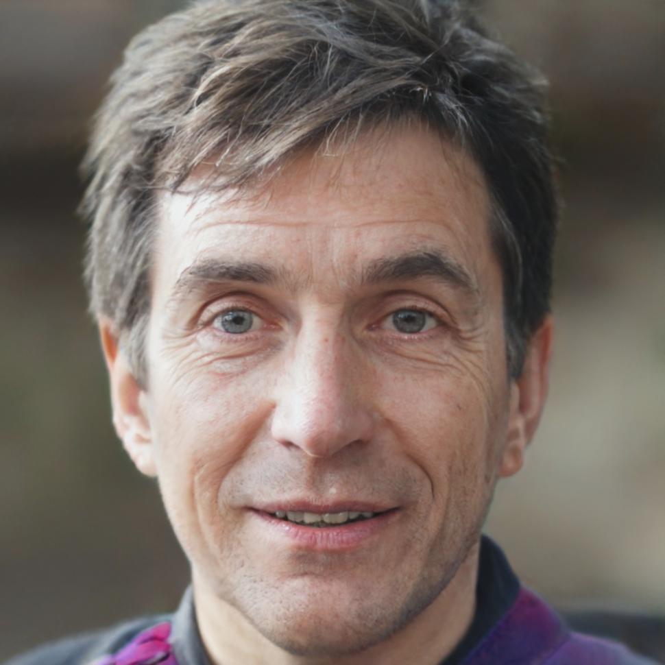 Expert en gestion budgétaire présentant des analyses financières