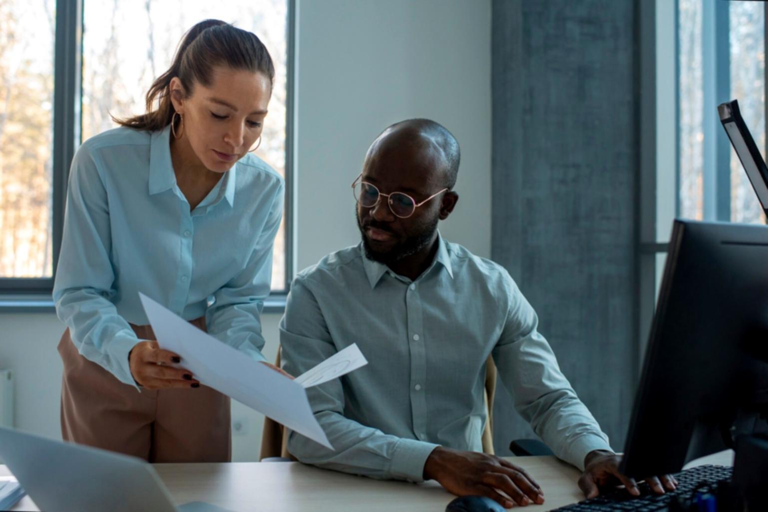 Équipe de consultants soraiqorav travaillant sur l'optimisation budgétaire pour une entreprise bretonne
